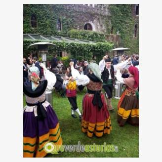 Folclore en la calle: banda de gaitas Centro Asturiano y grupo de baile Filandn
