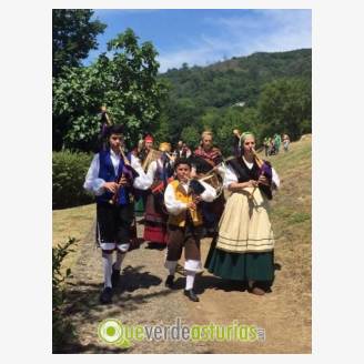 Folclore en la calle: banda de gaitas La Corredoria y grupos de baile Xuno y Centro Asturiano